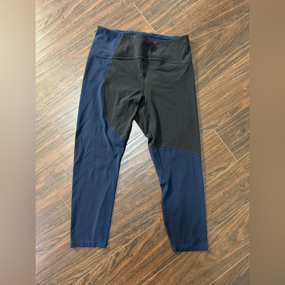 EUC Lululemon Nulu Colour Block High-Rise Crop 23” Black/True Navy - Picture 3 of 5